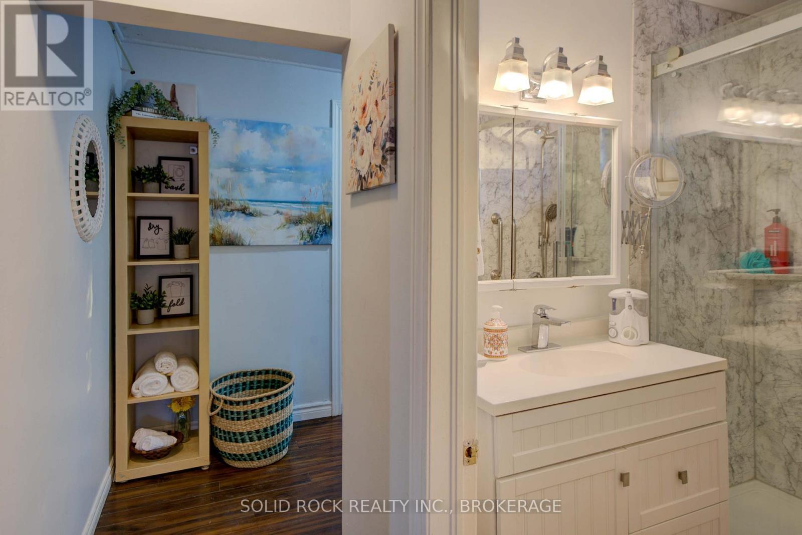 20 Maccauley Street, Kingston (Rideau), ON - Indoor Photo Showing Bathroom