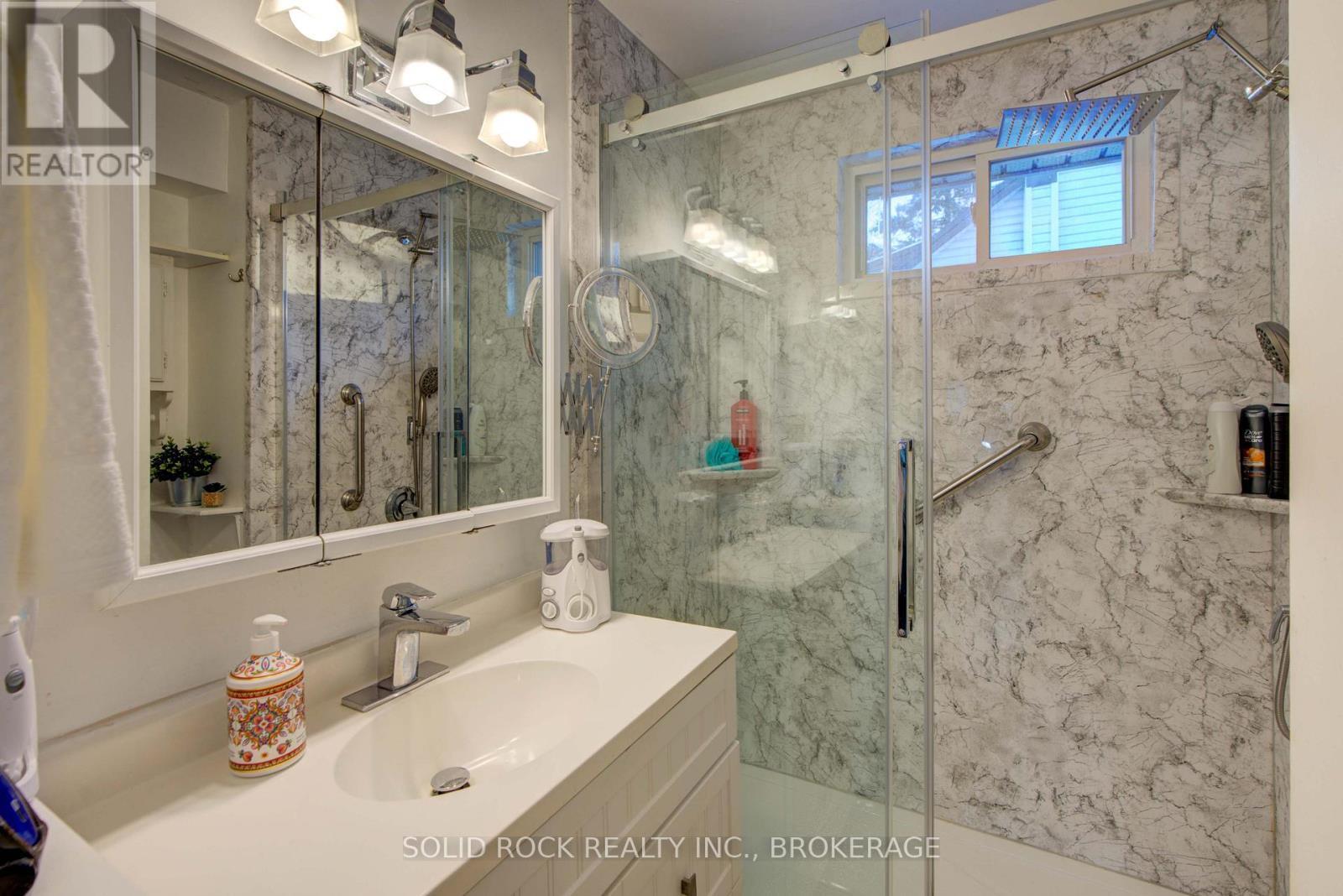 20 Maccauley Street, Kingston (Rideau), ON - Indoor Photo Showing Bathroom