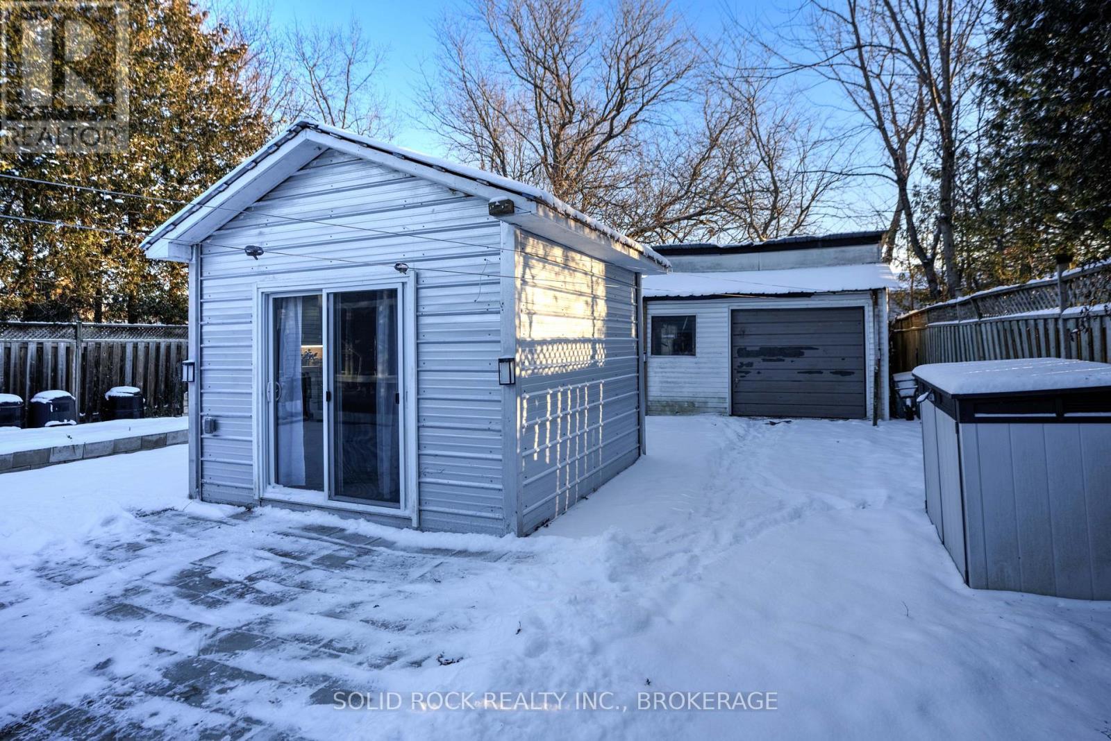 20 Maccauley Street, Kingston (Rideau), ON - Outdoor