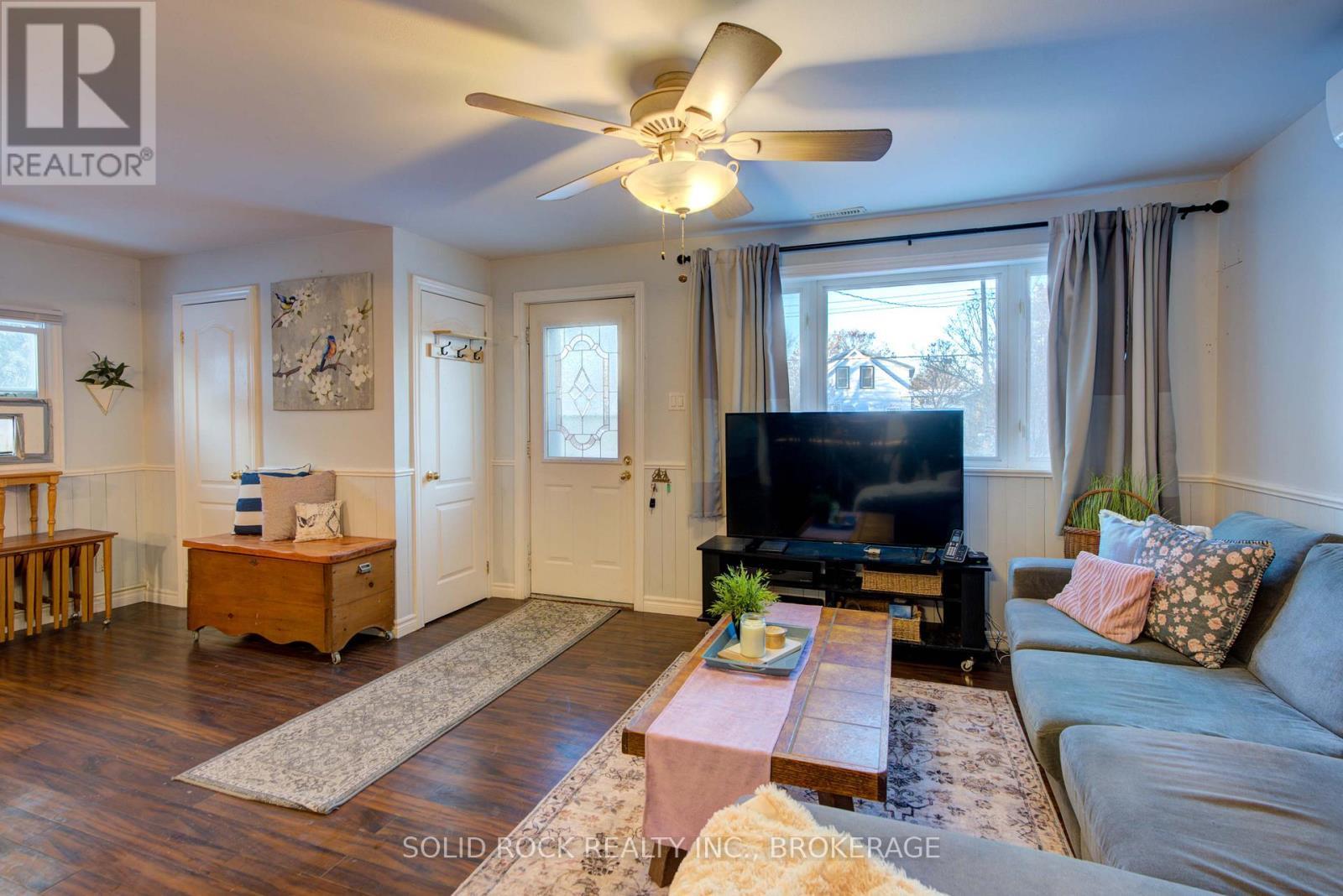 20 Maccauley Street, Kingston (Rideau), ON - Indoor Photo Showing Living Room