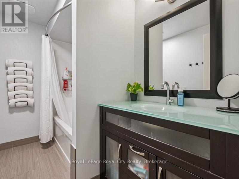 Updated 4 pc bath is fresh - 41 - 121 Bagot Street, Guelph (Junction/Onward Willow), ON - Indoor Photo Showing Bathroom