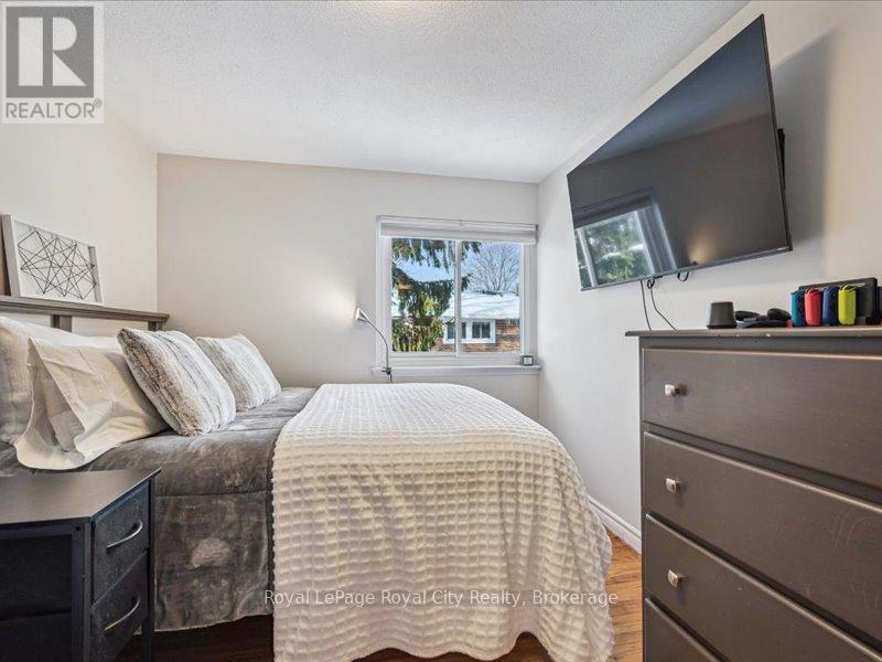 11'5\" x 8' 11\" Queen size bed here - 41 - 121 Bagot Street, Guelph (Junction/Onward Willow), ON - Indoor Photo Showing Bedroom