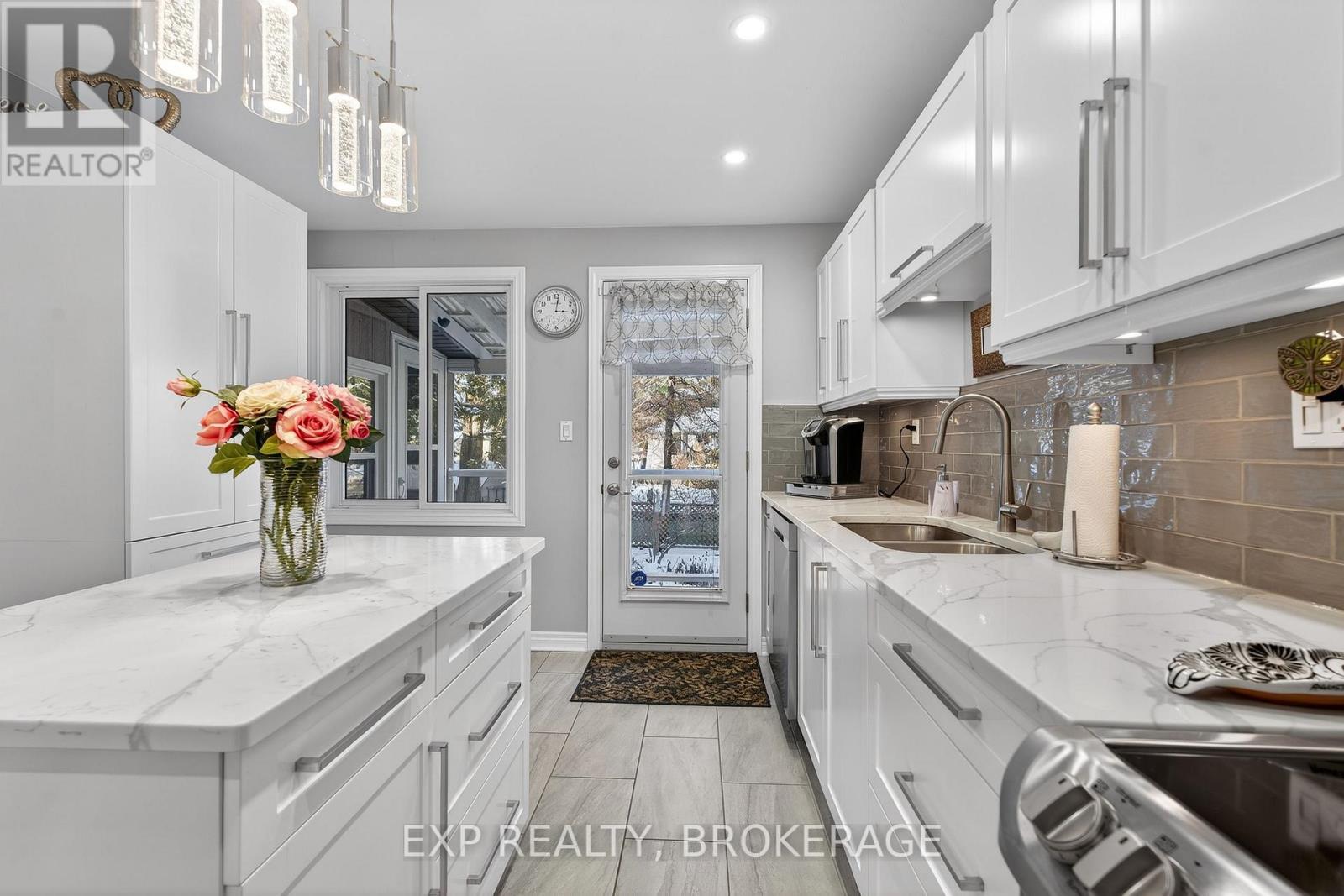 1048 Bauder Crescent, Kingston (North Of Taylor-Kidd Blvd), ON - Indoor Photo Showing Kitchen With Double Sink With Upgraded Kitchen
