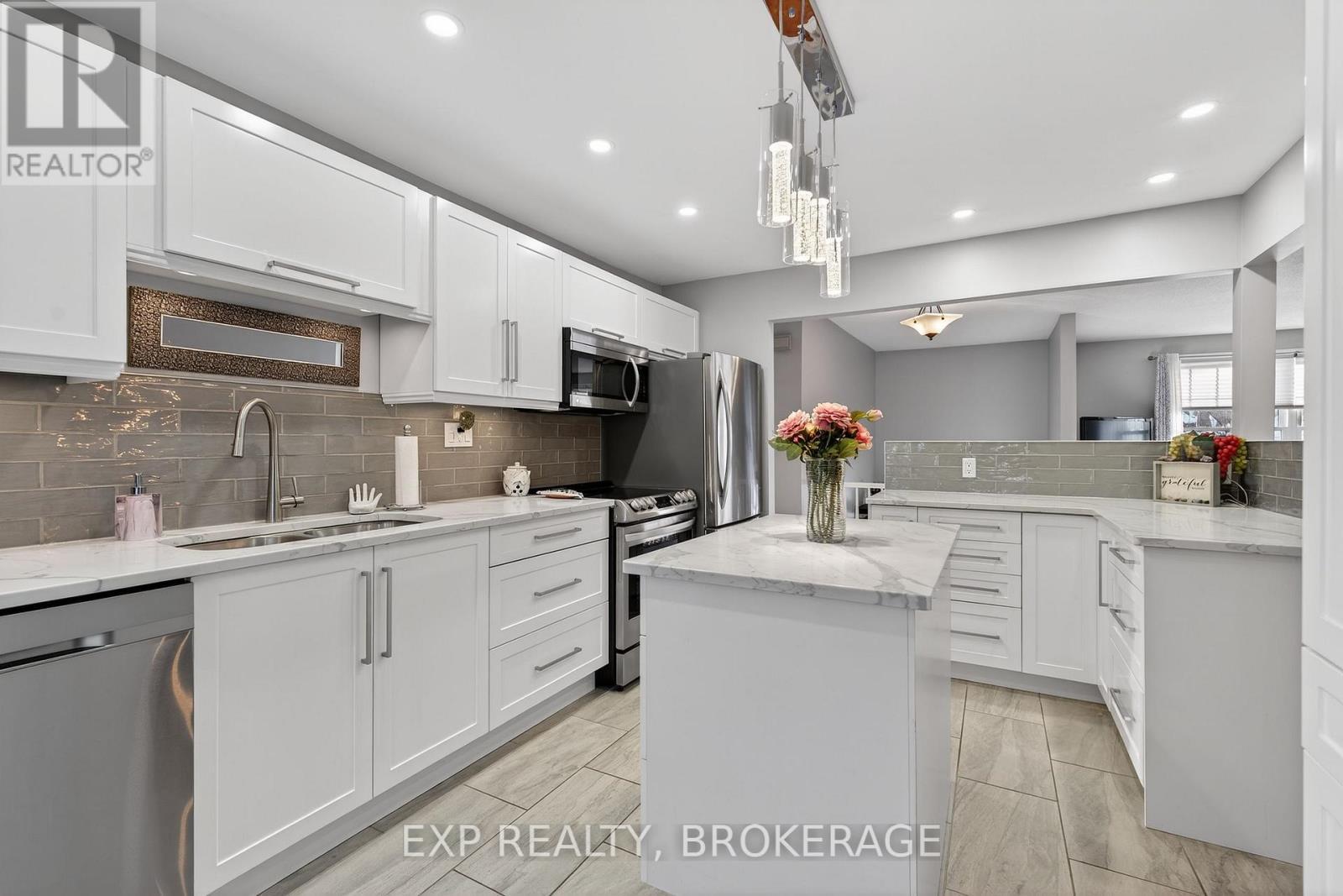 1048 Bauder Crescent, Kingston (North Of Taylor-Kidd Blvd), ON - Indoor Photo Showing Kitchen With Upgraded Kitchen