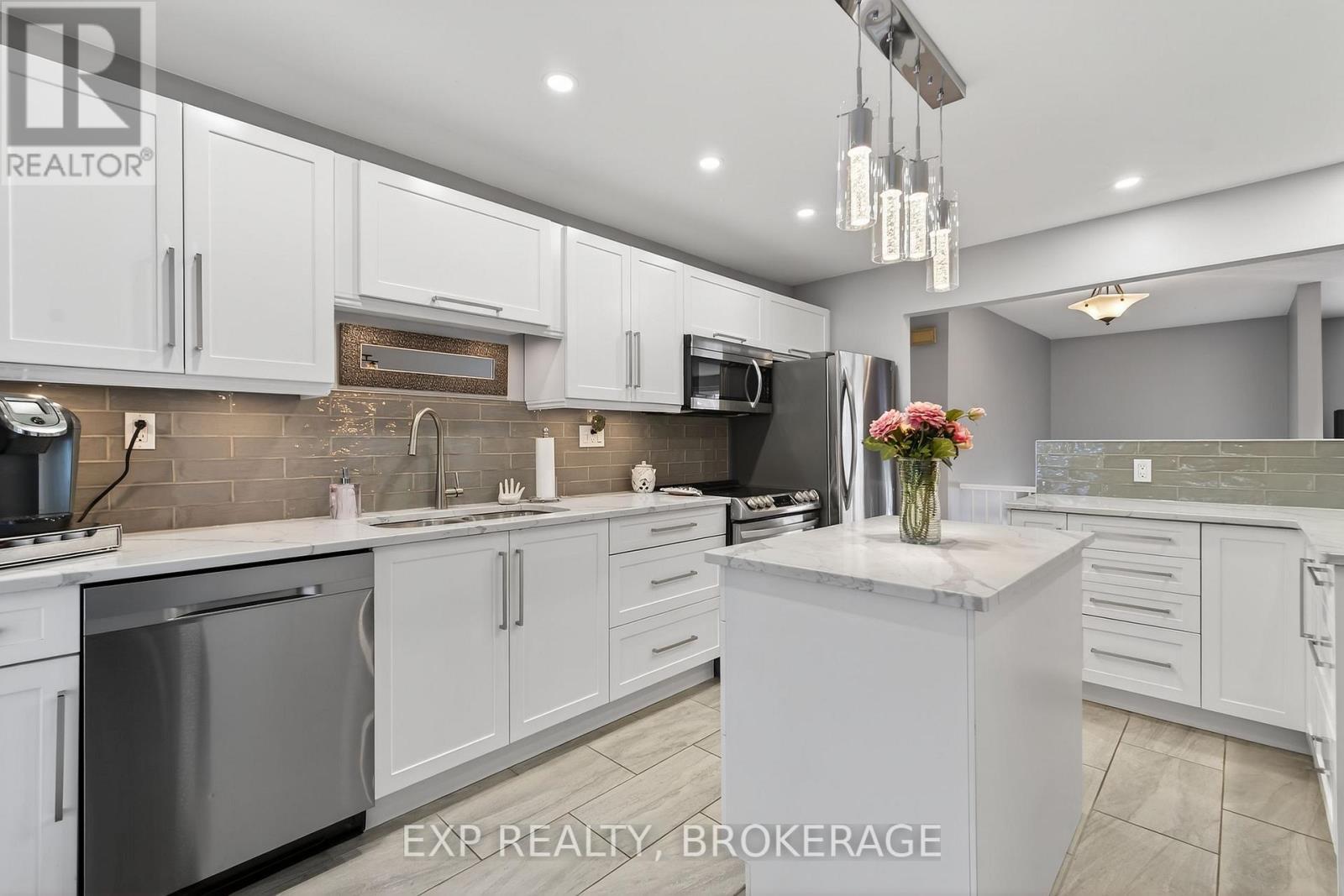 1048 Bauder Crescent, Kingston (North Of Taylor-Kidd Blvd), ON - Indoor Photo Showing Kitchen With Upgraded Kitchen