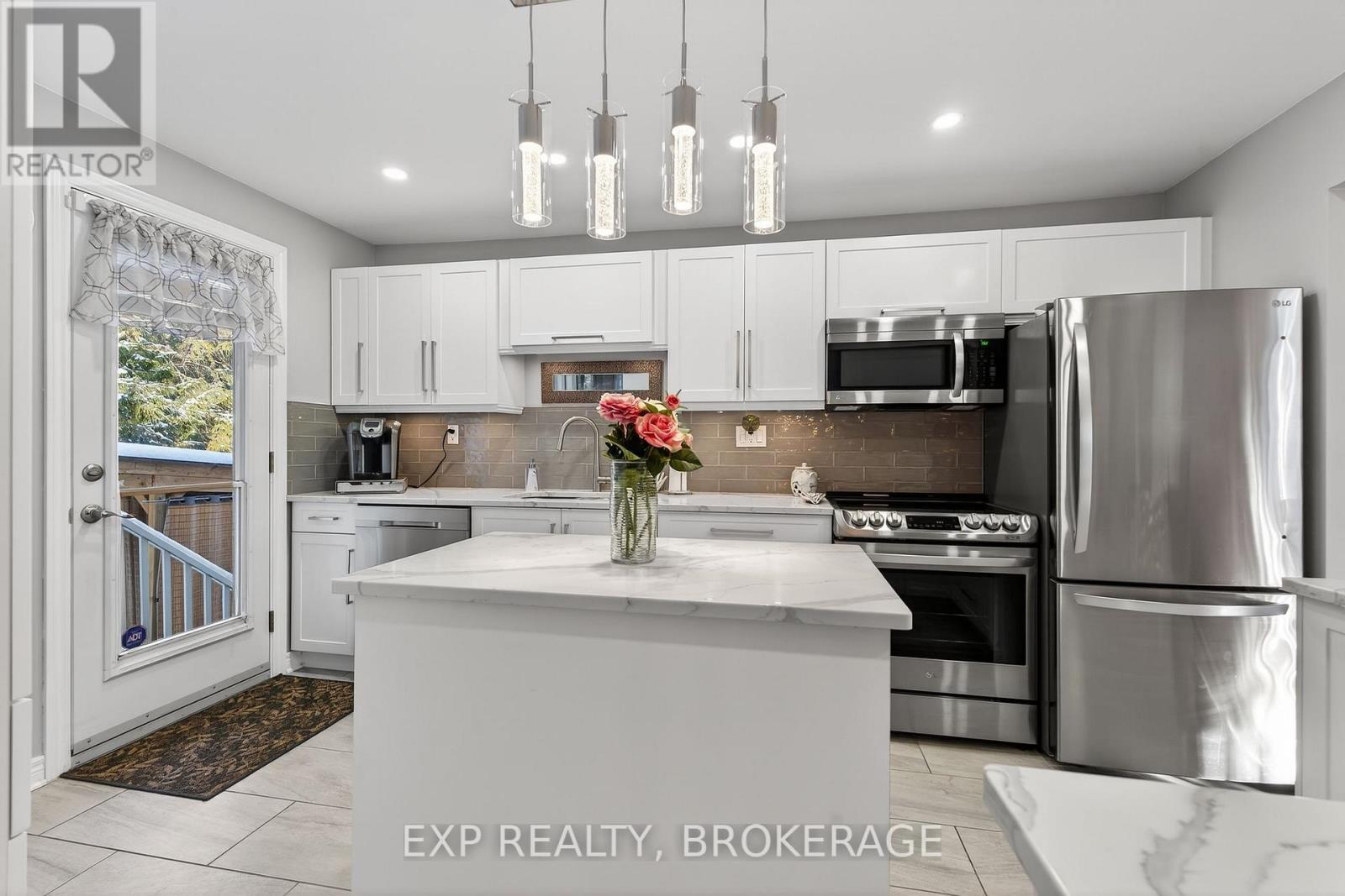 1048 Bauder Crescent, Kingston (North Of Taylor-Kidd Blvd), ON - Indoor Photo Showing Kitchen With Upgraded Kitchen