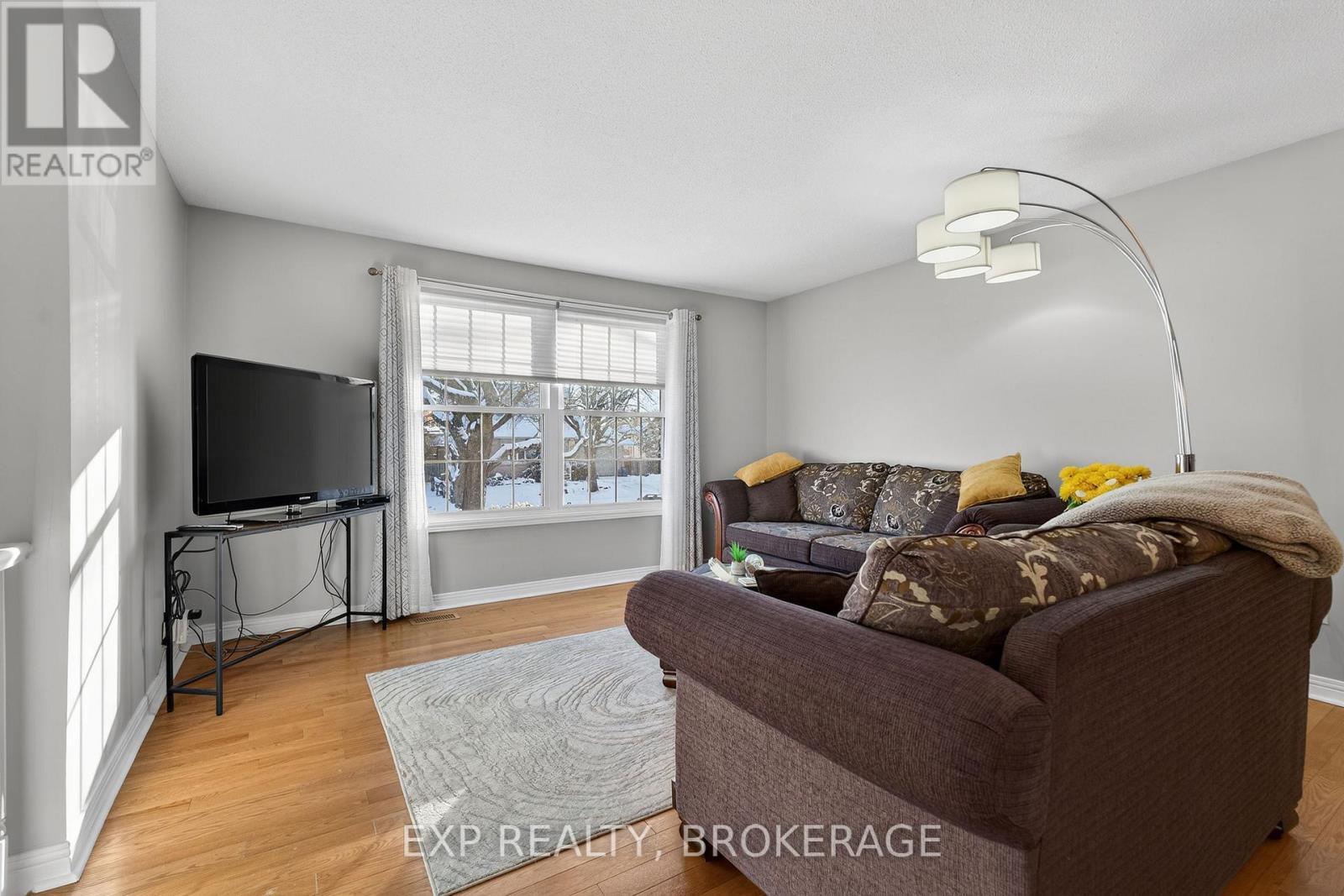 1048 Bauder Crescent, Kingston (North Of Taylor-Kidd Blvd), ON - Indoor Photo Showing Living Room