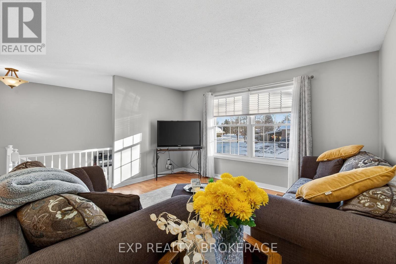 1048 Bauder Crescent, Kingston (North Of Taylor-Kidd Blvd), ON - Indoor Photo Showing Living Room