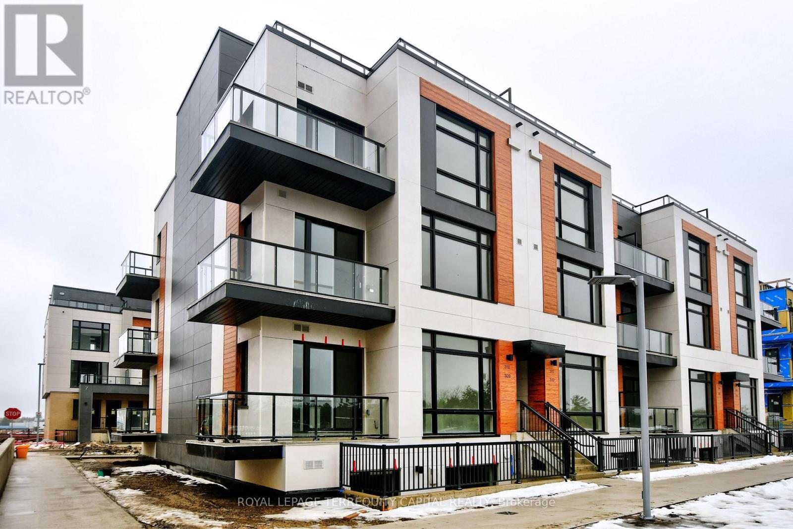 Th 309 - 6 Steckley House Lane, Richmond Hill, ON - Outdoor With Balcony