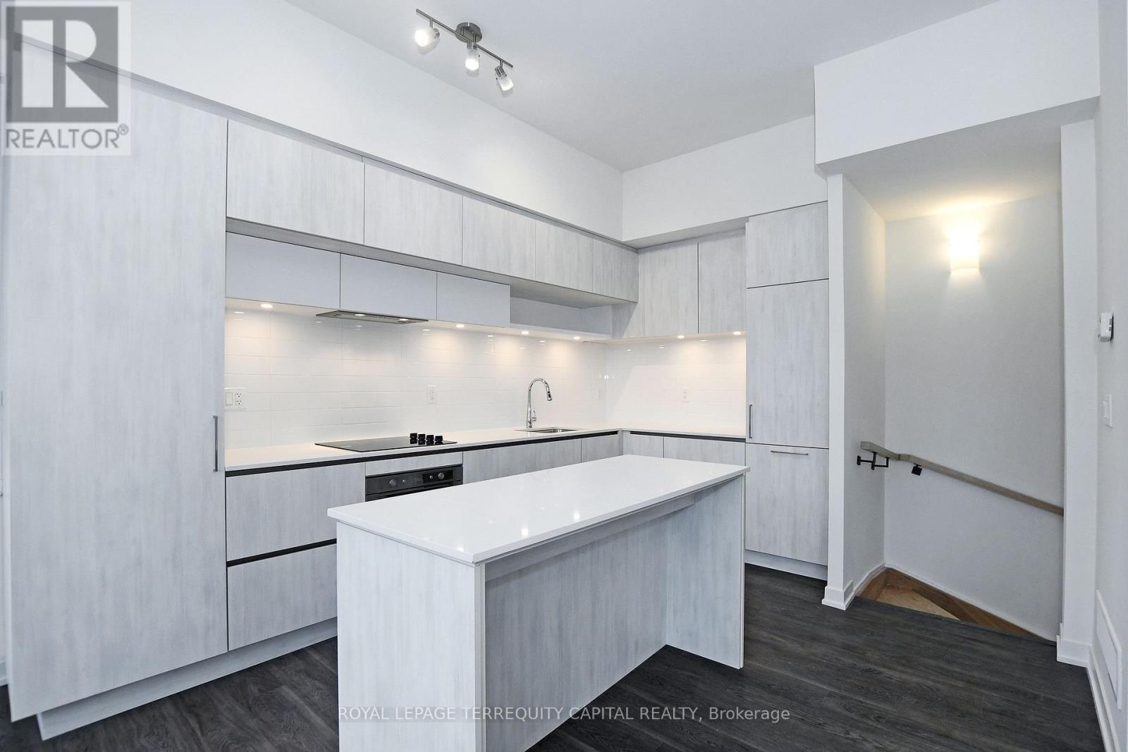 Th 309 - 6 Steckley House Lane, Richmond Hill, ON - Indoor Photo Showing Kitchen With Upgraded Kitchen