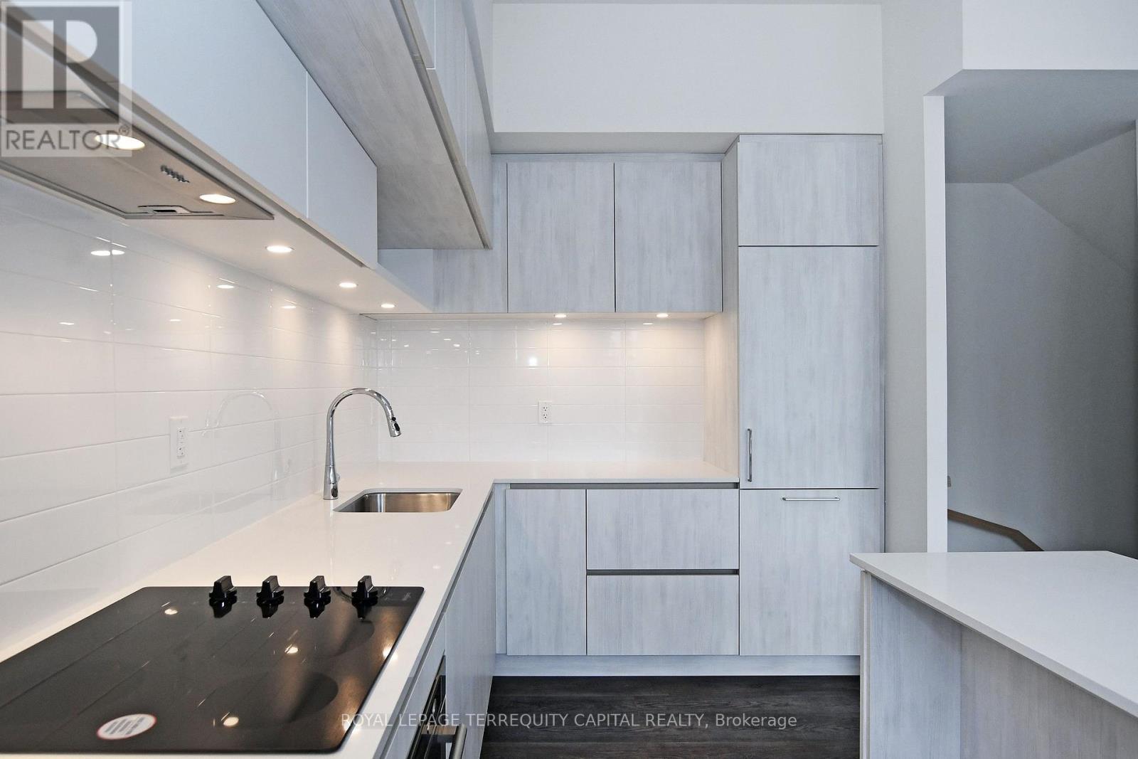 Th 309 - 6 Steckley House Lane, Richmond Hill, ON - Indoor Photo Showing Kitchen With Upgraded Kitchen
