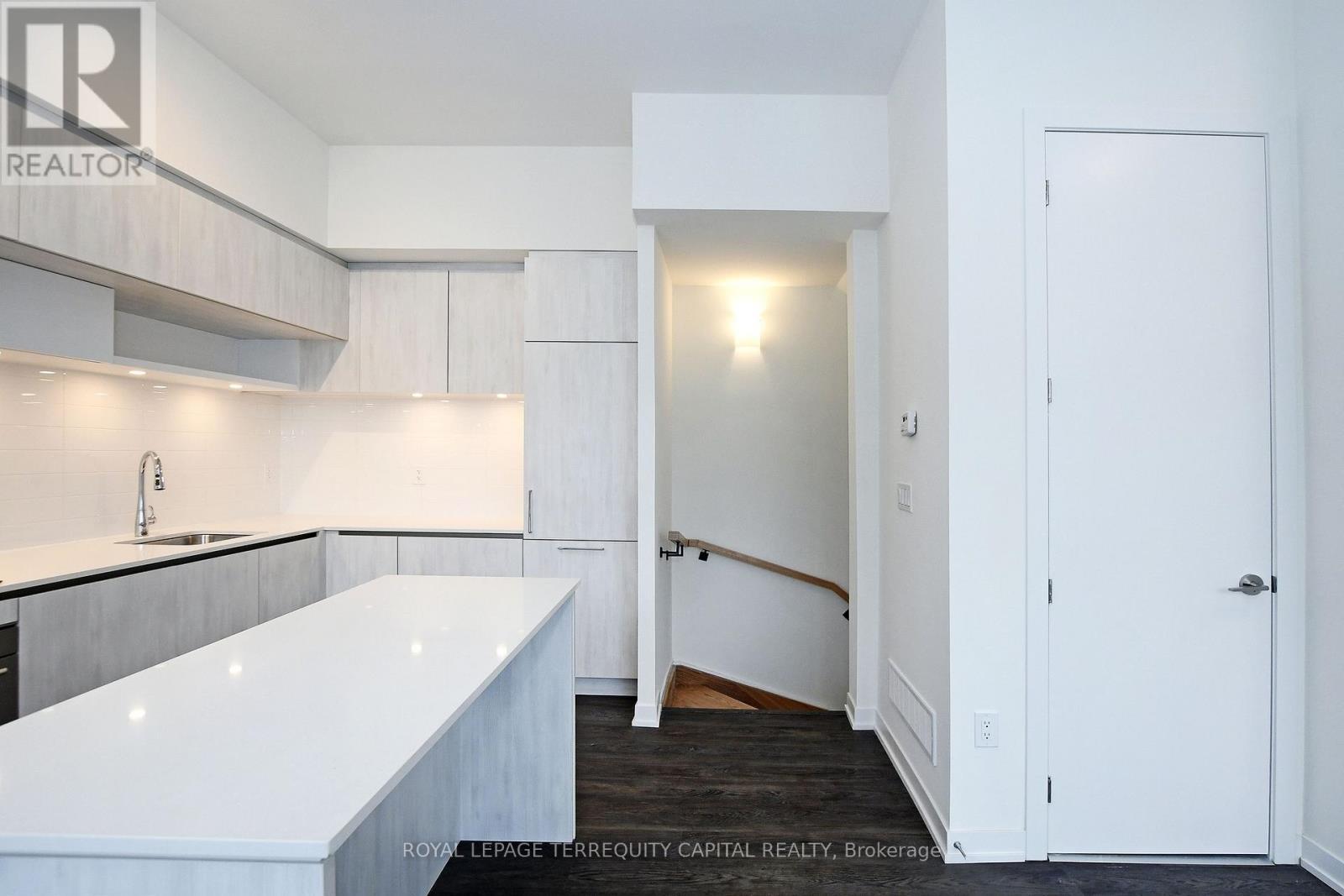 Th 309 - 6 Steckley House Lane, Richmond Hill, ON - Indoor Photo Showing Kitchen