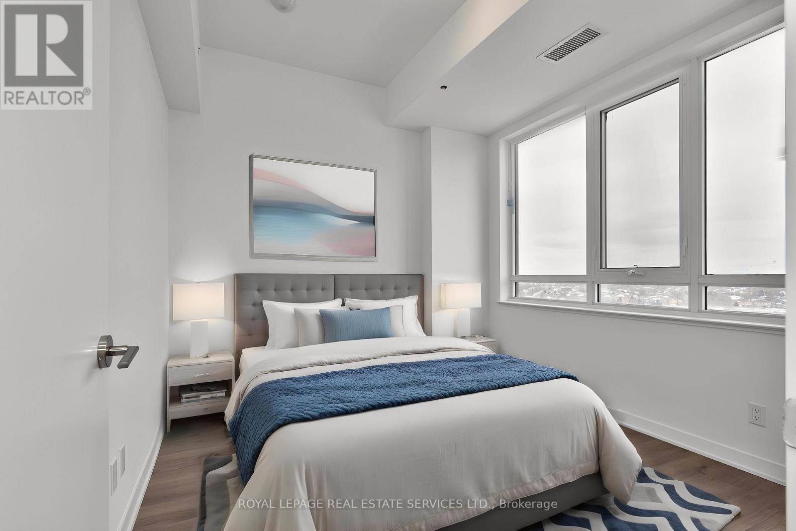 Virtually staged. - Lph 17 - 405 Dundas Street W, Oakville, ON - Indoor Photo Showing Bedroom