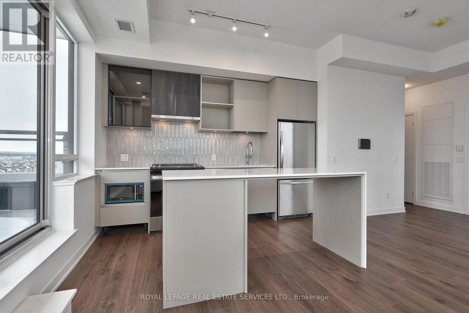 Lph 17 - 405 Dundas Street W, Oakville, ON - Indoor Photo Showing Kitchen With Upgraded Kitchen