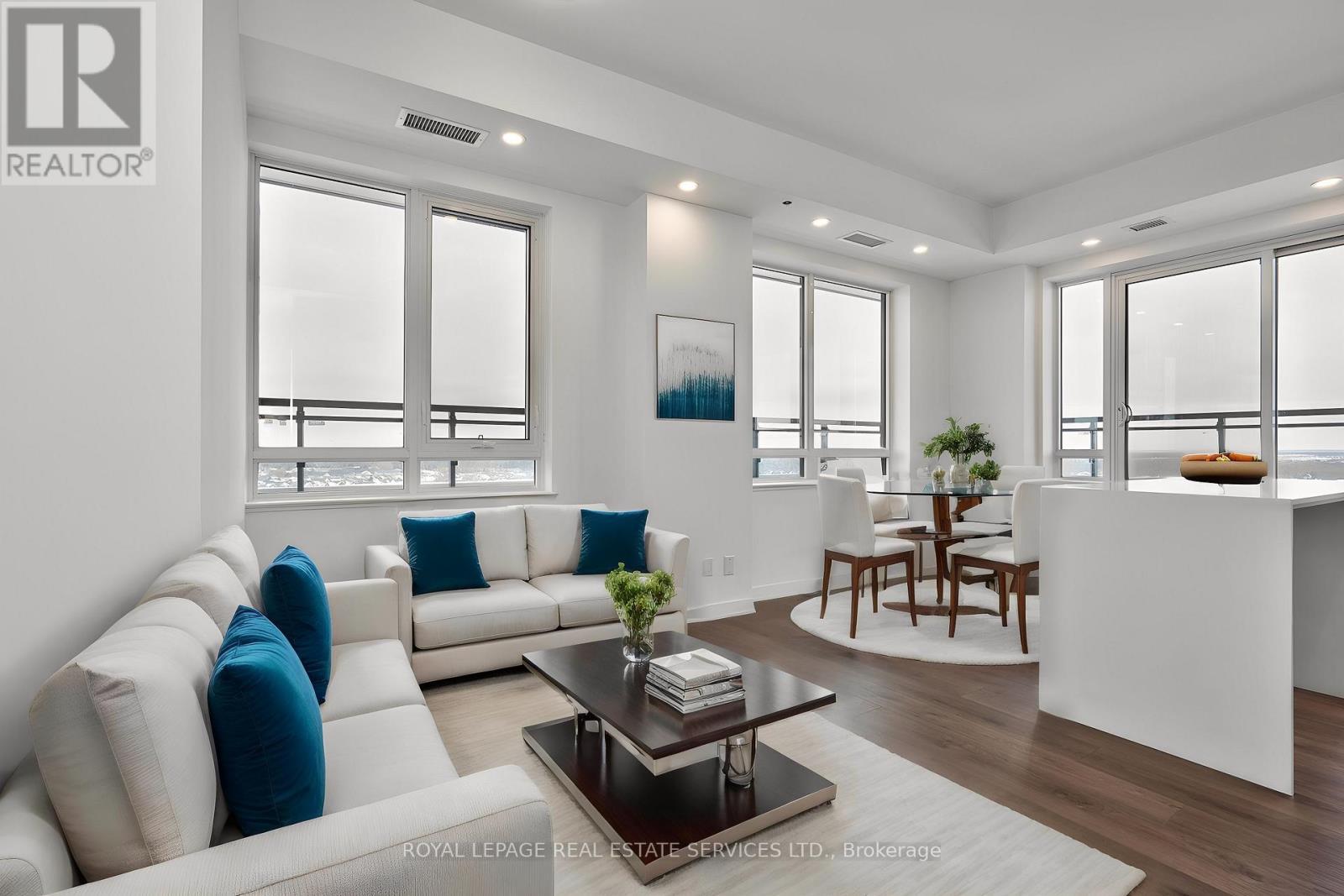 Virtually staged. - Lph 17 - 405 Dundas Street W, Oakville, ON - Indoor Photo Showing Living Room