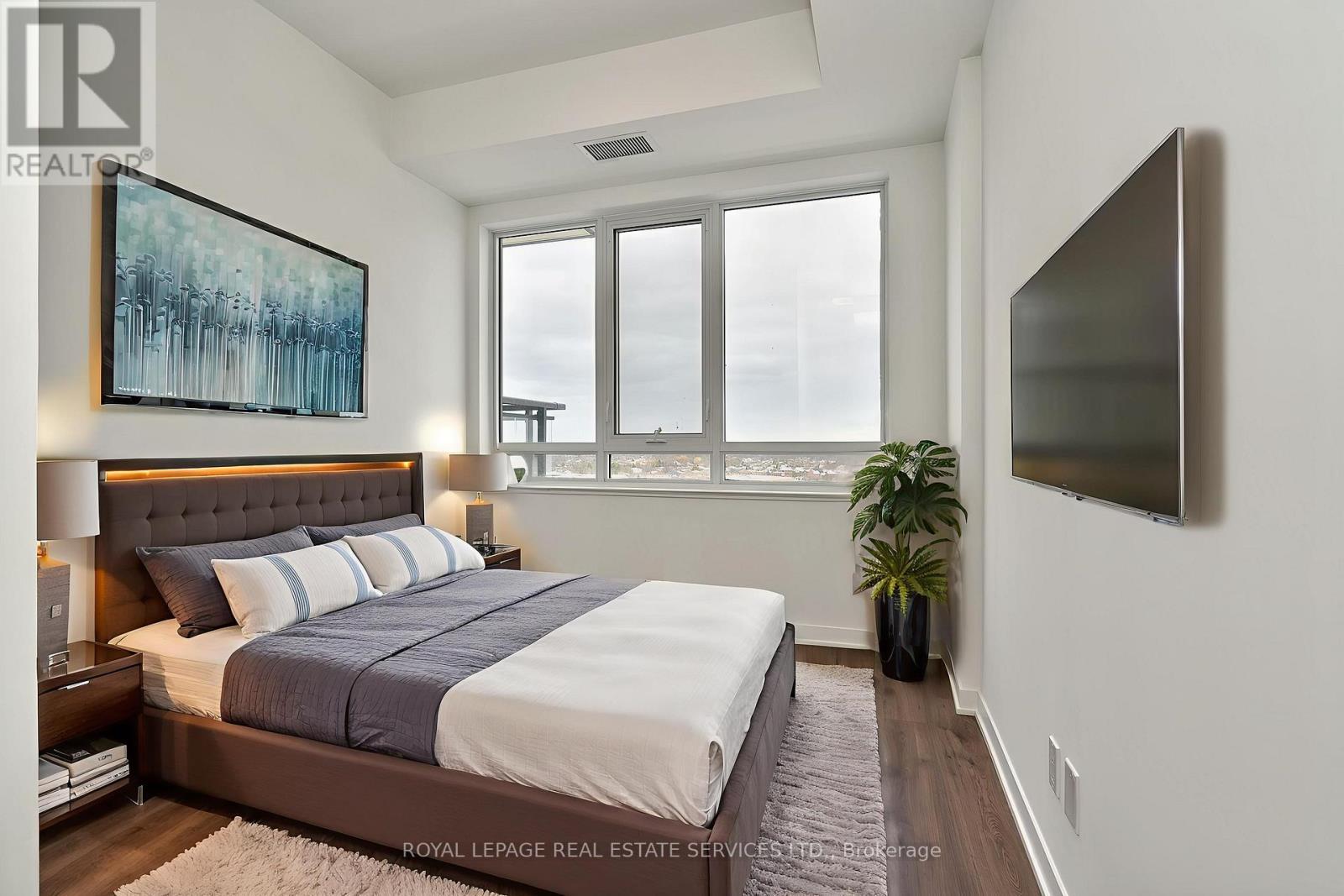 Virtually staged. - Lph 17 - 405 Dundas Street W, Oakville, ON - Indoor Photo Showing Bedroom