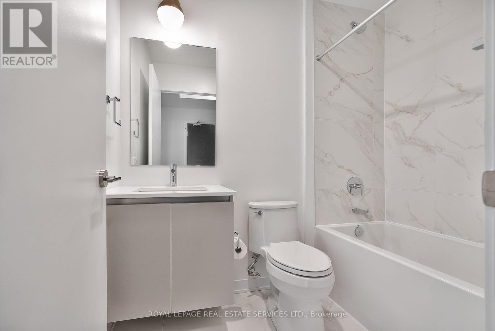 Lph 17 - 405 Dundas Street W, Oakville, ON - Indoor Photo Showing Bathroom