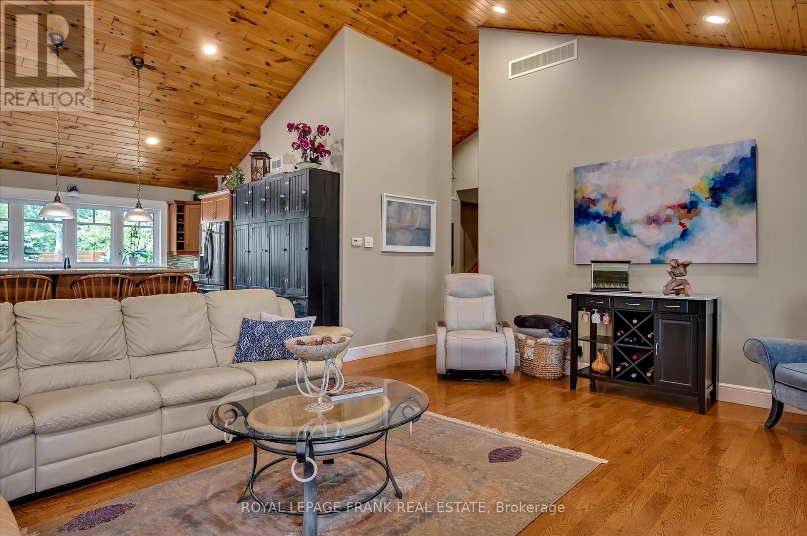 1898 Lakehurst Road, Trent Lakes, ON - Indoor Photo Showing Living Room