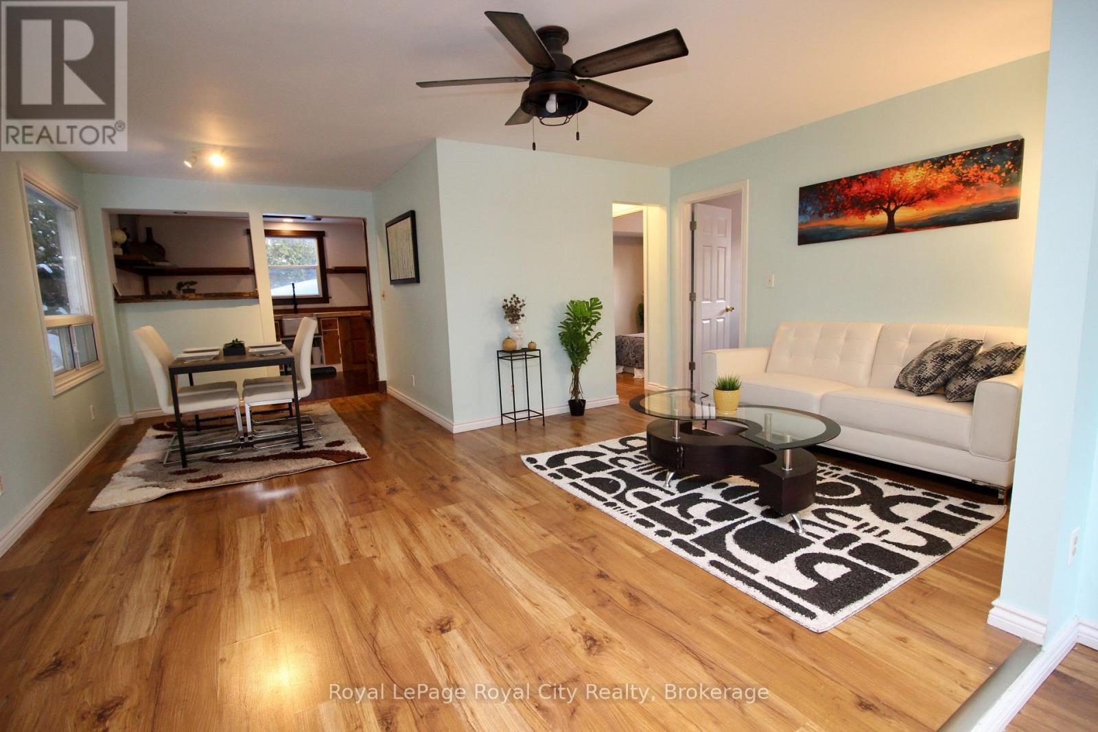 28 Harpur Drive, Northern Bruce Peninsula, ON - Indoor Photo Showing Living Room