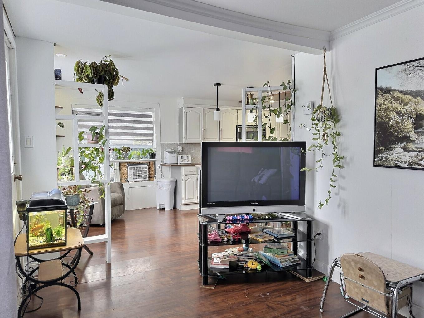 Salon - 23 Rue Principale S., Béarn, QC - Indoor