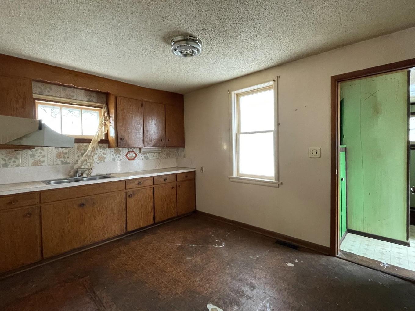 20 Primrose Street, Thunder Bay, ON - Indoor Photo Showing Kitchen With Double Sink
