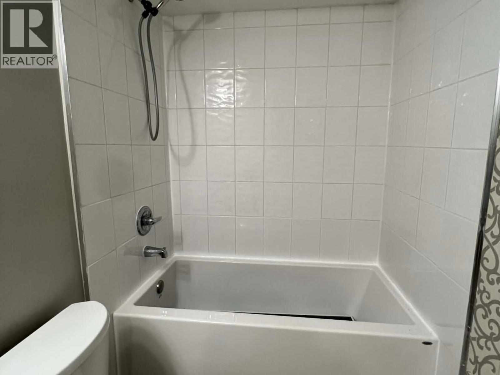 104 2373 Atkins Avenue, Port Coquitlam, BC - Indoor Photo Showing Bathroom