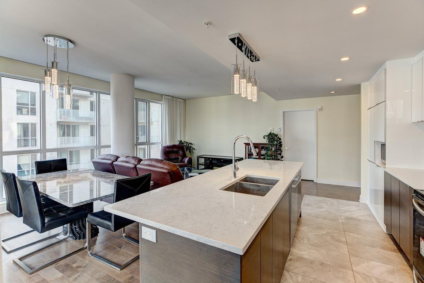 Dining room - 811-5175 Av. De Courtrai, Montréal (Côte-Des-Neiges/Notre-Dame-De-Grâce), QC - Indoor Photo Showing Kitchen With Double Sink