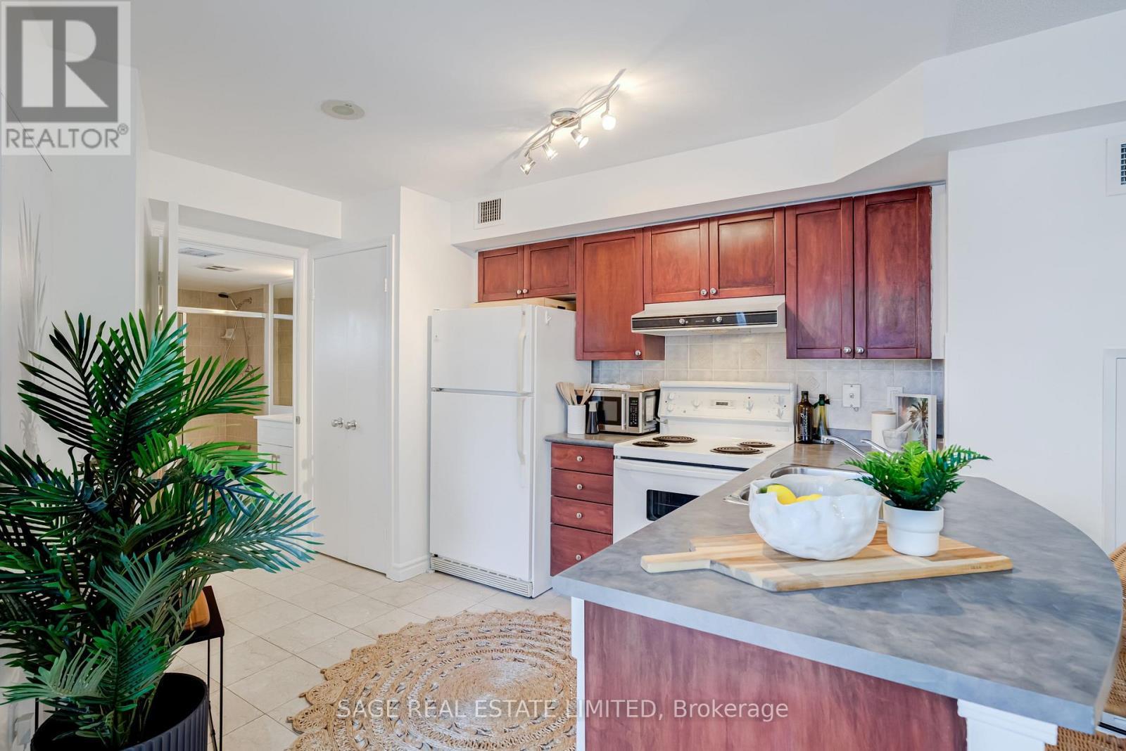 819 - 600 Queens Quay W, Toronto, ON - Indoor Photo Showing Kitchen
