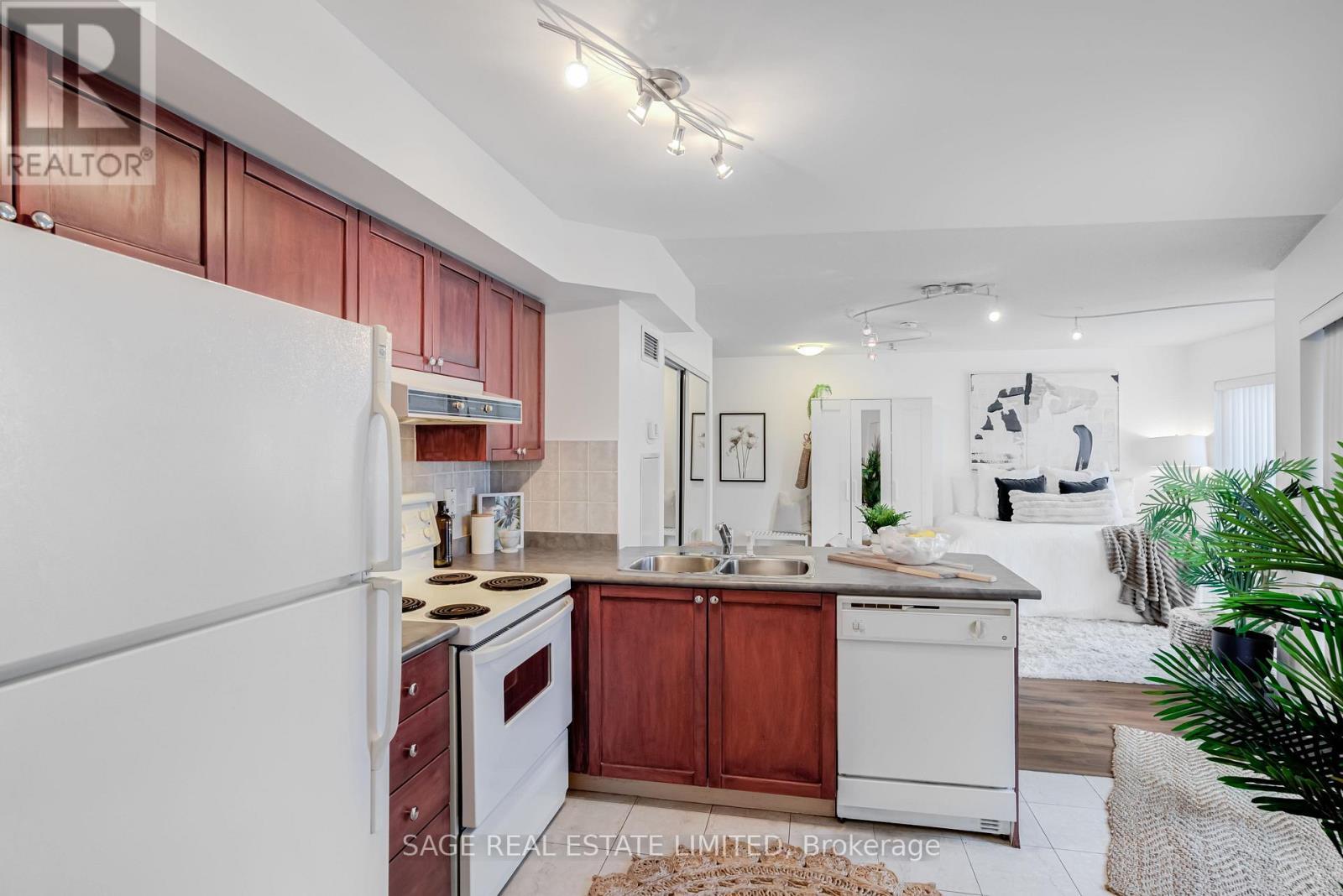 819 - 600 Queens Quay W, Toronto, ON - Indoor Photo Showing Kitchen With Double Sink