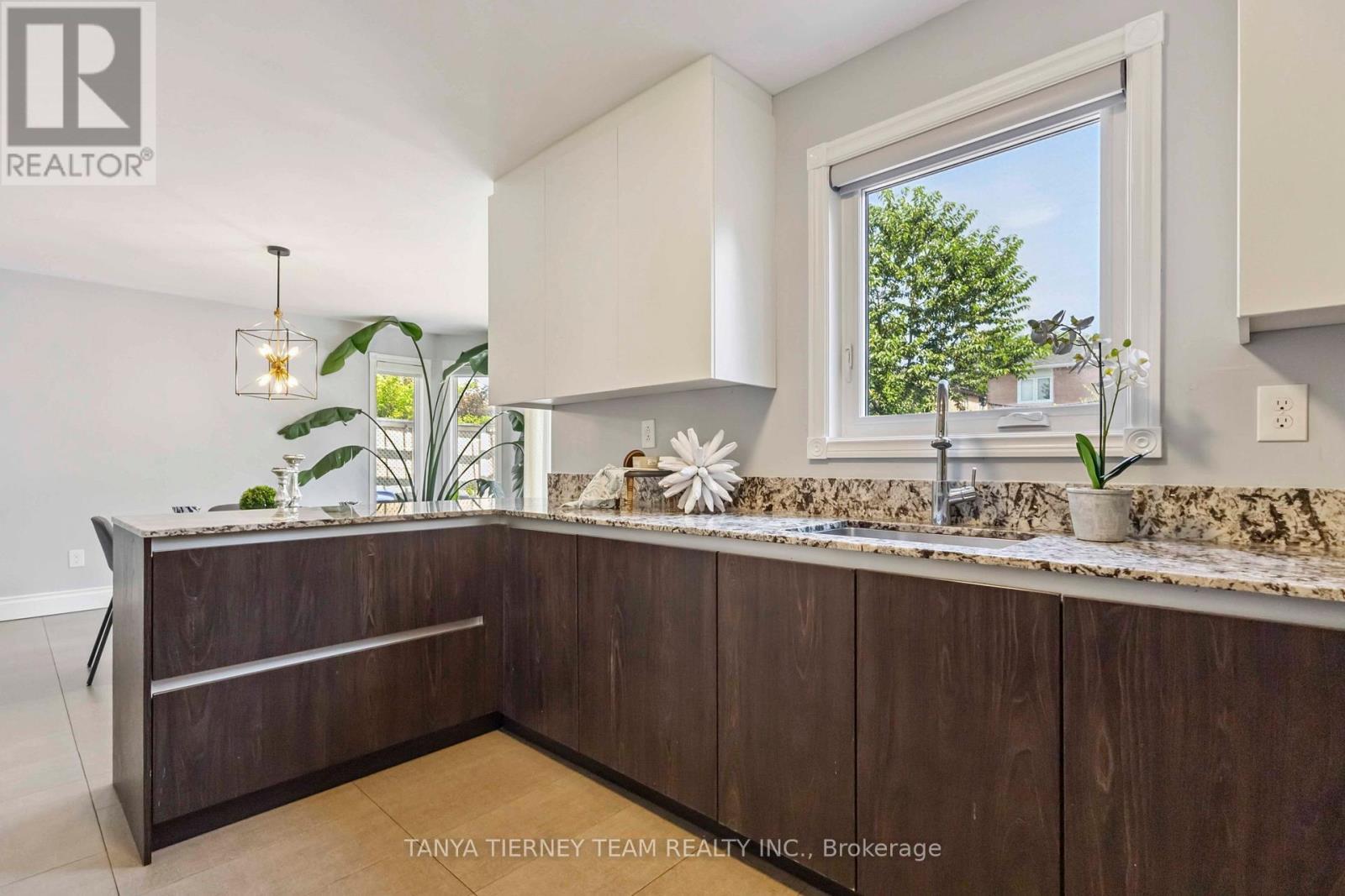 46 Foster Crescent, Whitby, ON - Indoor Photo Showing Kitchen