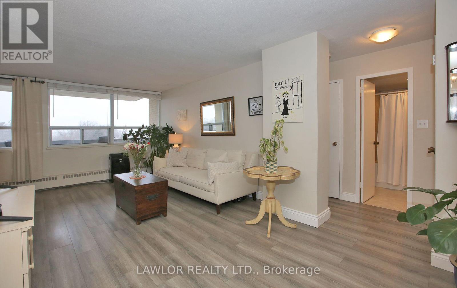 503 - 3311 Kingston Road, Toronto, ON - Indoor Photo Showing Living Room