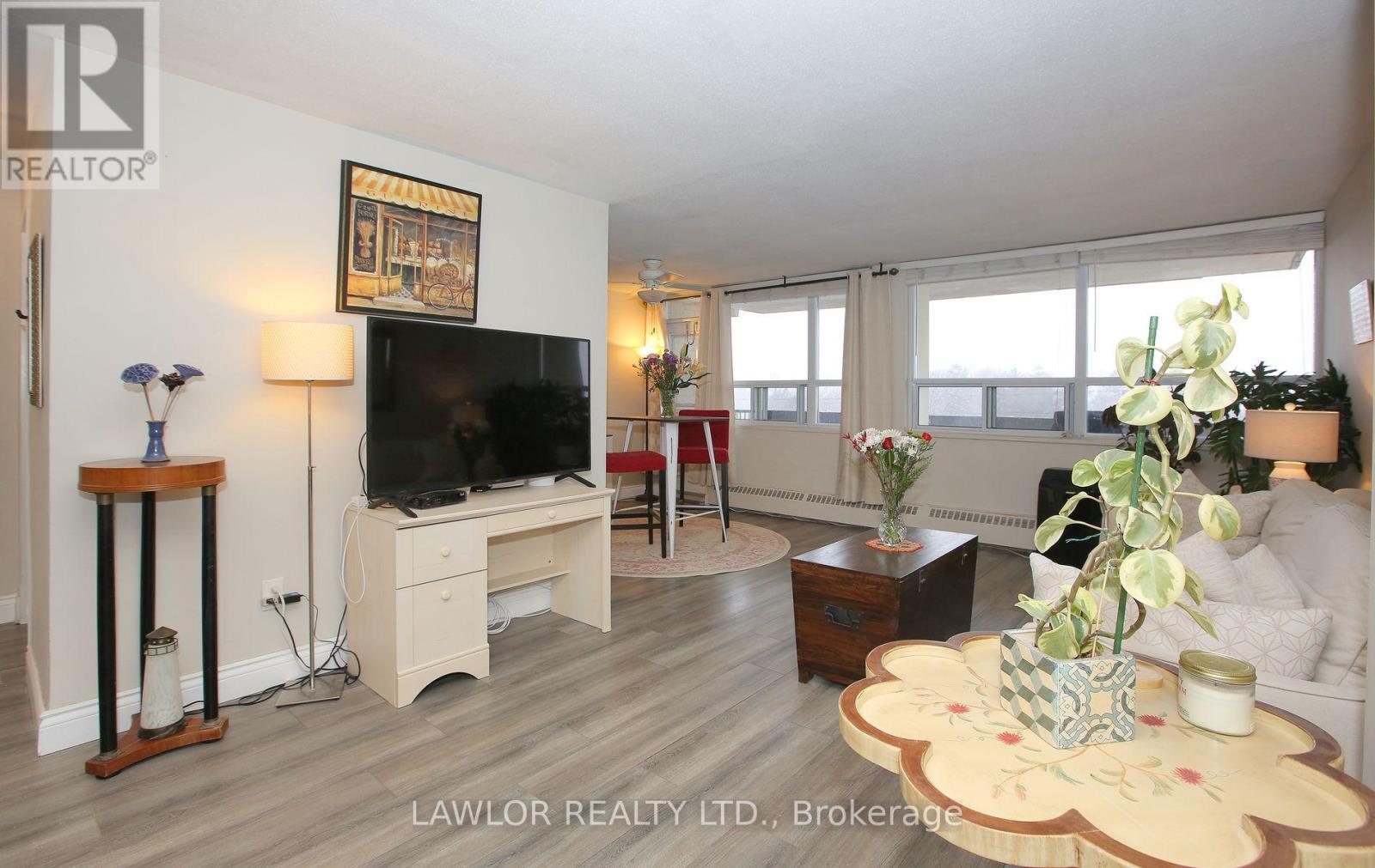 503 - 3311 Kingston Road, Toronto, ON - Indoor Photo Showing Living Room
