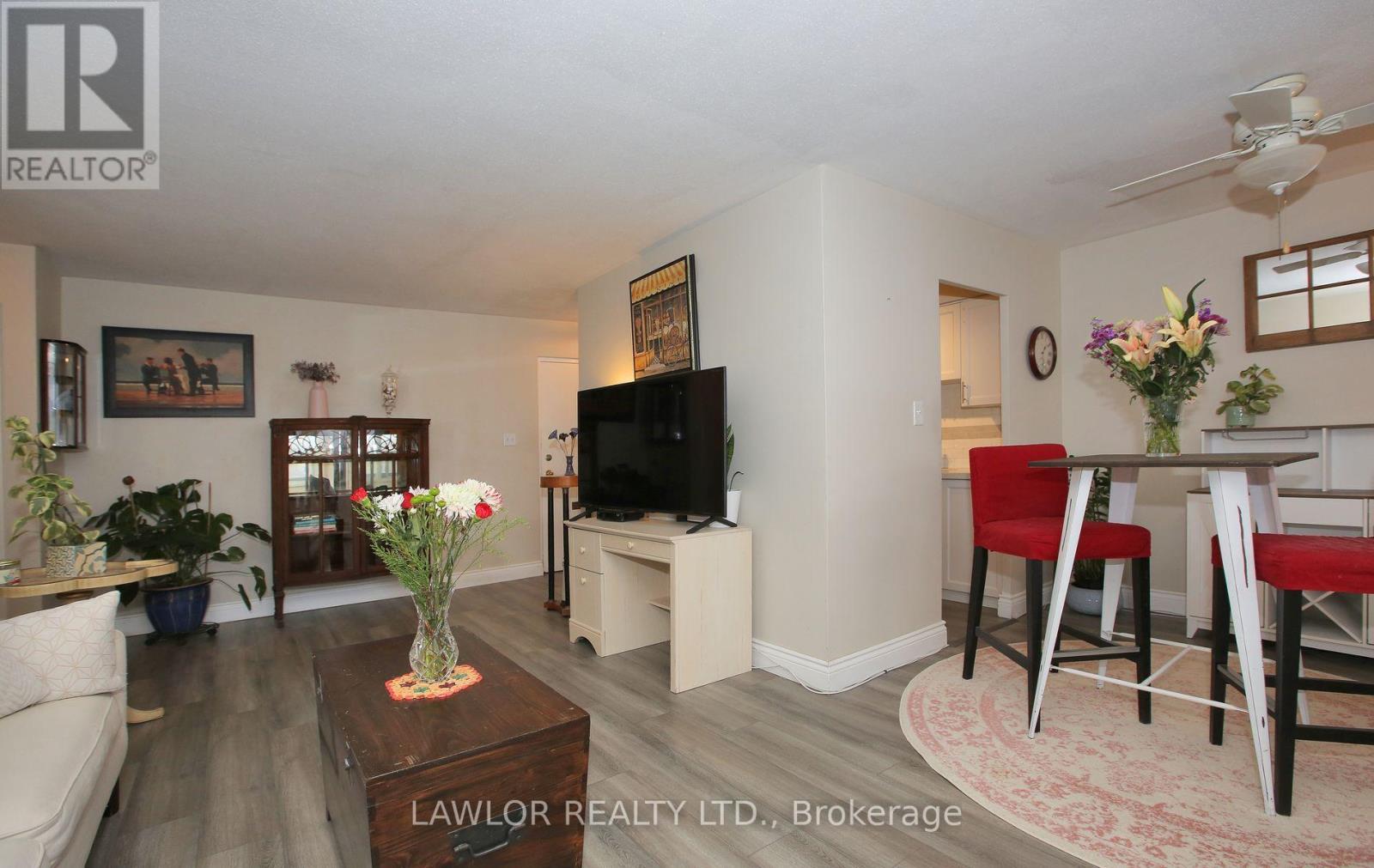 503 - 3311 Kingston Road, Toronto, ON - Indoor Photo Showing Living Room