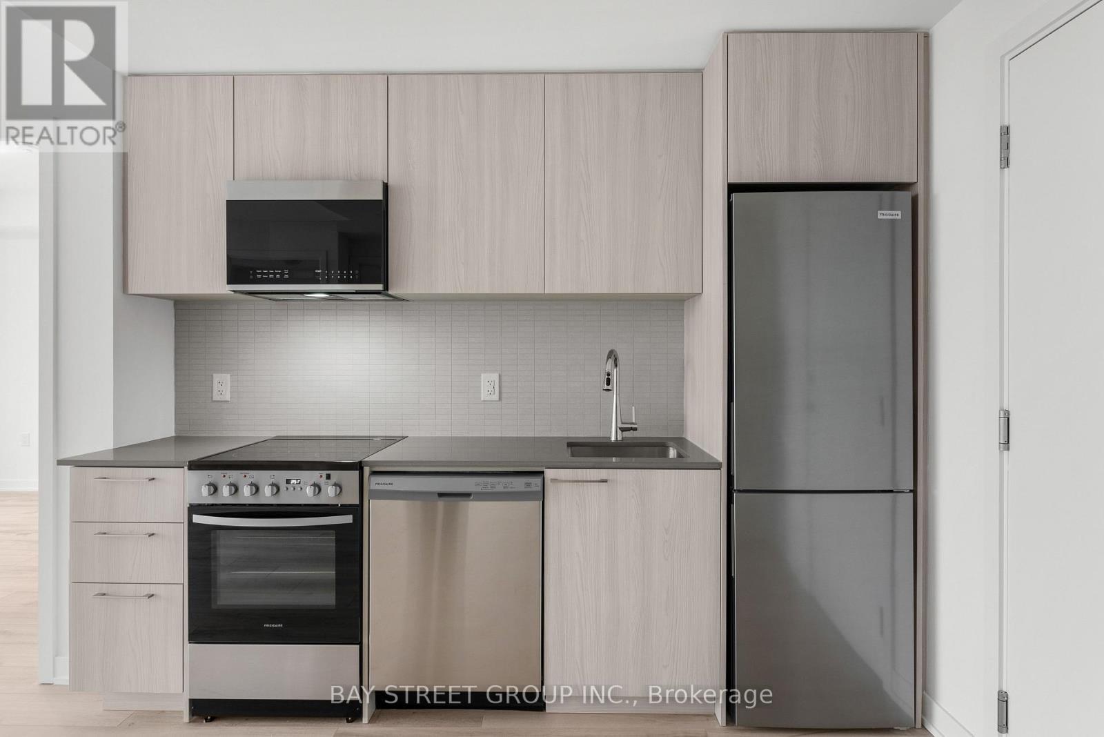 901 - 7439 Kingston Road, Toronto, ON - Indoor Photo Showing Kitchen