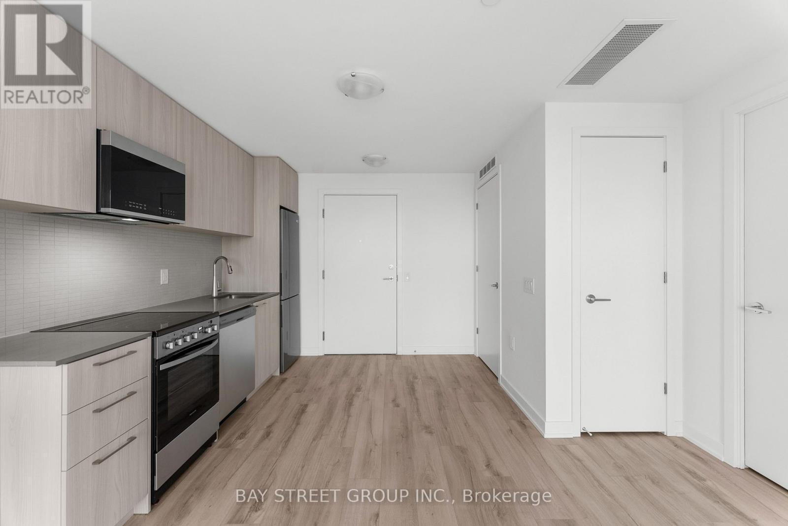 901 - 7439 Kingston Road, Toronto, ON - Indoor Photo Showing Kitchen