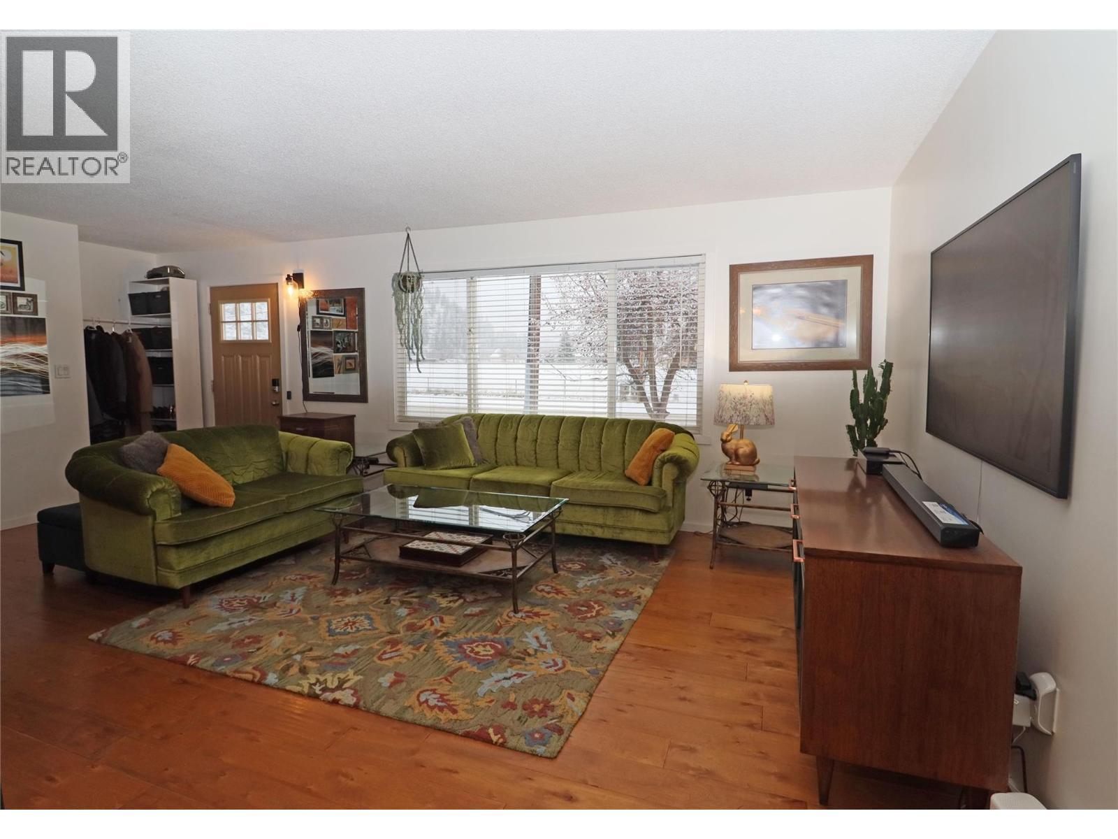 7665 Boundary Drive, Grand Forks, BC - Indoor Photo Showing Living Room