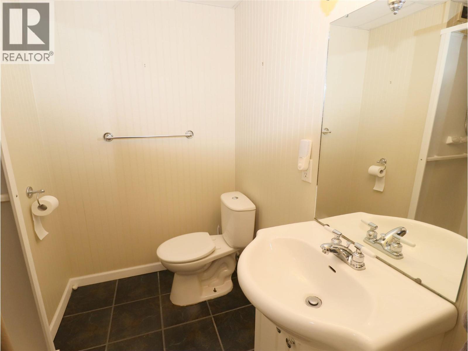 7665 Boundary Drive, Grand Forks, BC - Indoor Photo Showing Bathroom