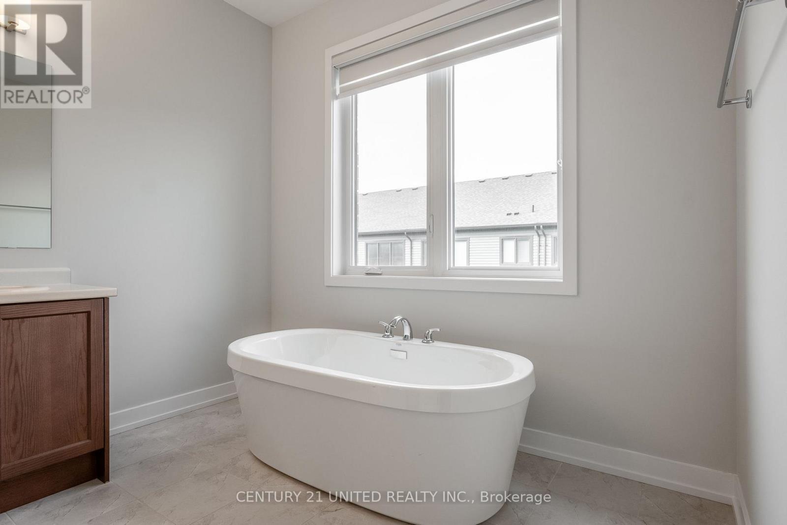 1040 Unit A Suddard Avenue, Oshawa (Kedron), ON - Indoor Photo Showing Bathroom