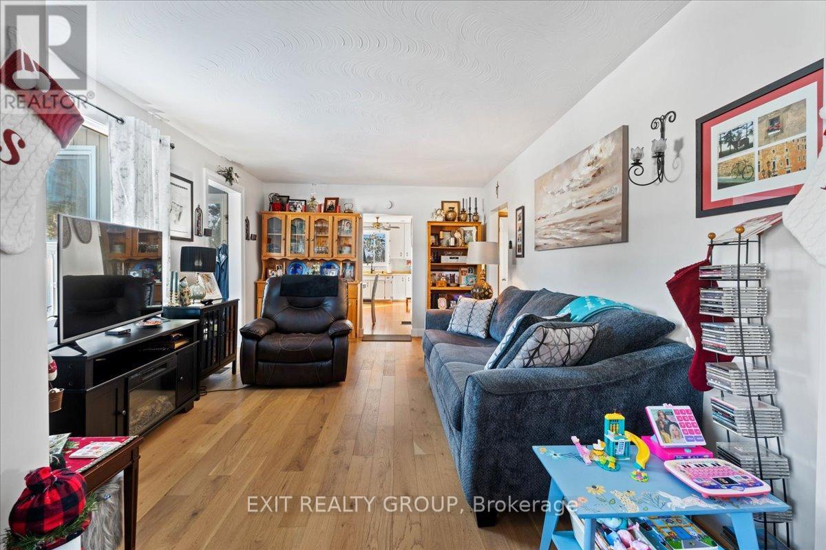 21 North Hastings Avenue, Marmora And Lake (Marmora Ward), ON - Indoor Photo Showing Living Room