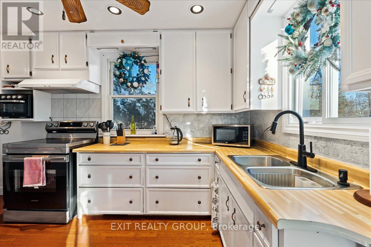 21 North Hastings Avenue, Marmora And Lake (Marmora Ward), ON - Indoor Photo Showing Kitchen With Double Sink
