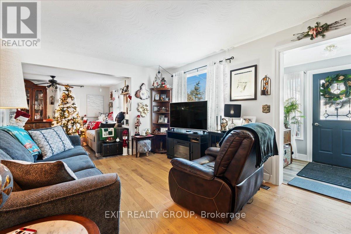 21 North Hastings Avenue, Marmora And Lake (Marmora Ward), ON - Indoor Photo Showing Living Room