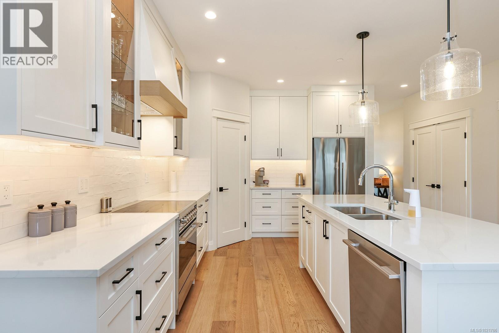115 1444 Crown Isle Dr, Courtenay, BC - Indoor Photo Showing Kitchen With Double Sink With Upgraded Kitchen