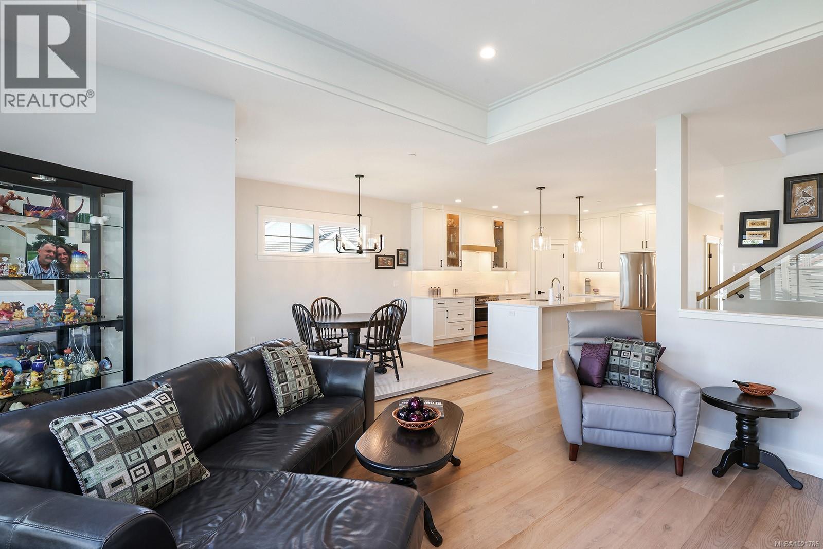 115 1444 Crown Isle Dr, Courtenay, BC - Indoor Photo Showing Living Room
