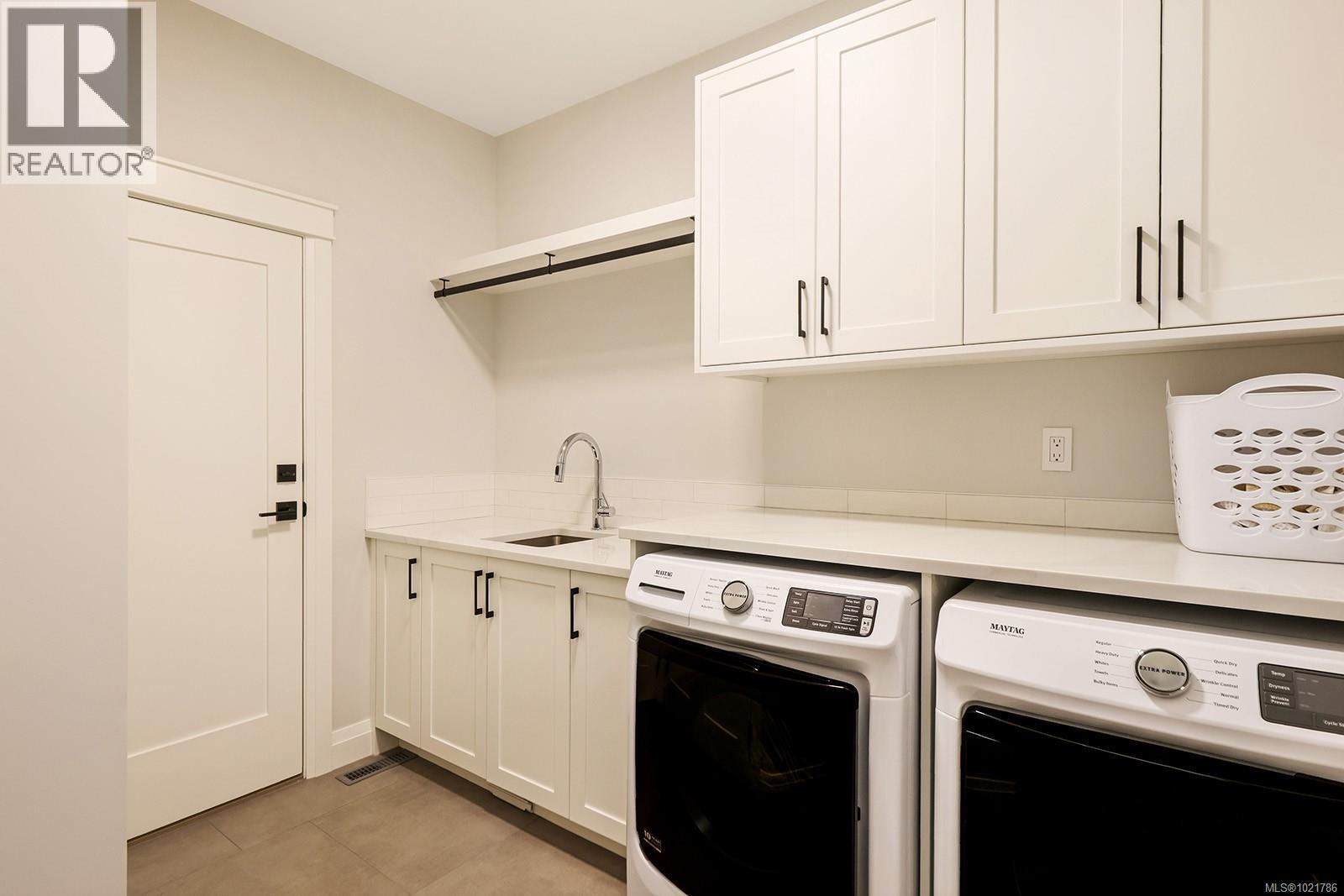 115 1444 Crown Isle Dr, Courtenay, BC - Indoor Photo Showing Laundry Room