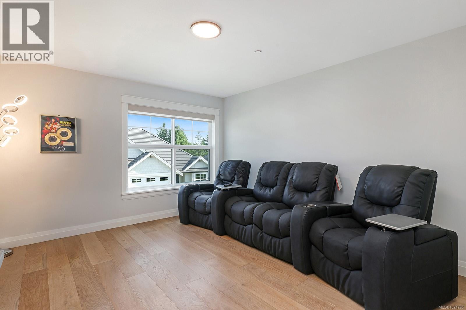 115 1444 Crown Isle Dr, Courtenay, BC - Indoor Photo Showing Living Room
