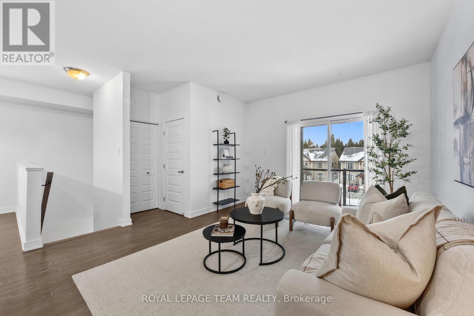 6 - 251 Capri Avenue, Russell, ON - Indoor Photo Showing Living Room