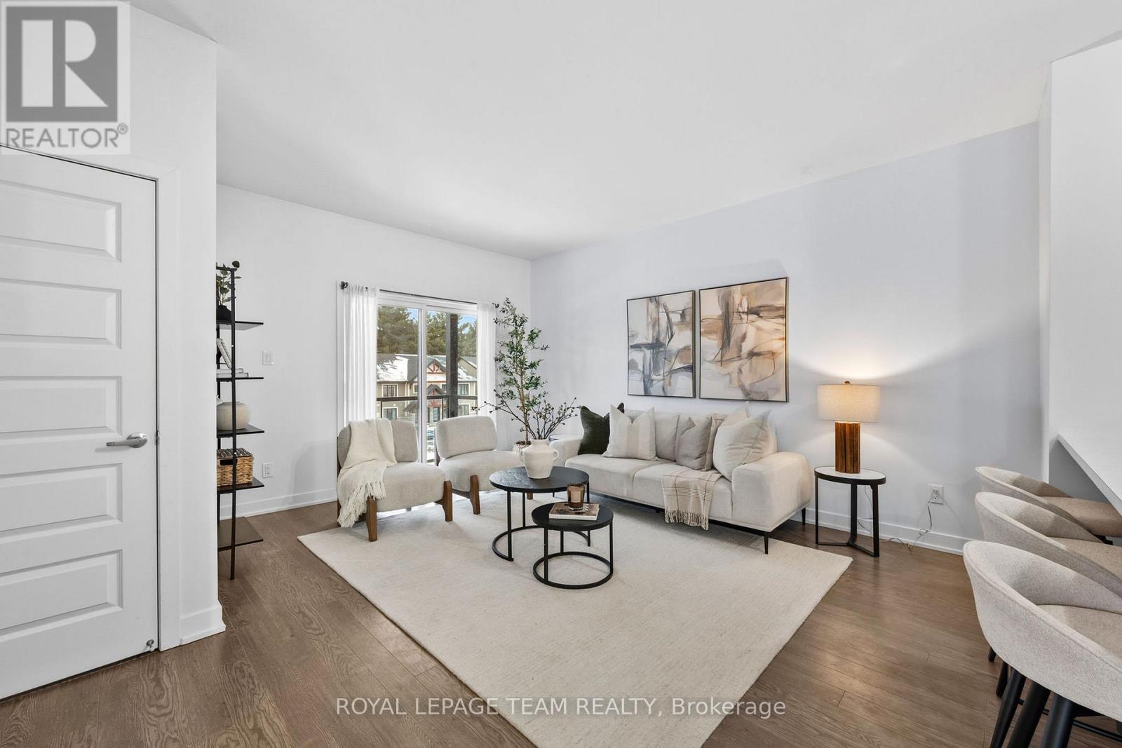 6 - 251 Capri Avenue, Russell, ON - Indoor Photo Showing Living Room