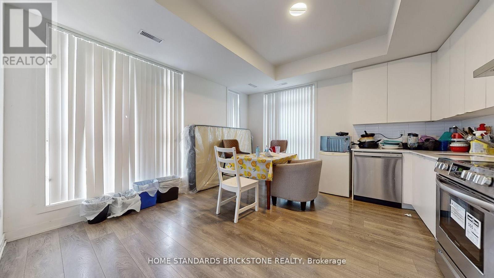 H212 - 90 Canon Jackson Drive, Toronto, ON - Indoor Photo Showing Kitchen