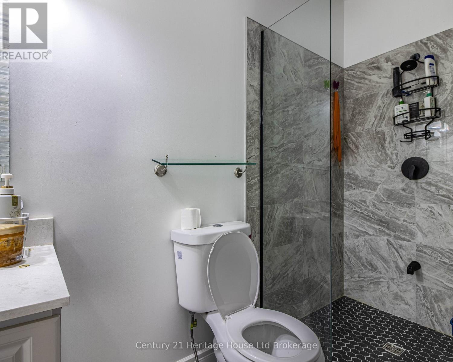 8 Mohican Drive, Woodstock (Woodstock - North), ON - Indoor Photo Showing Bathroom