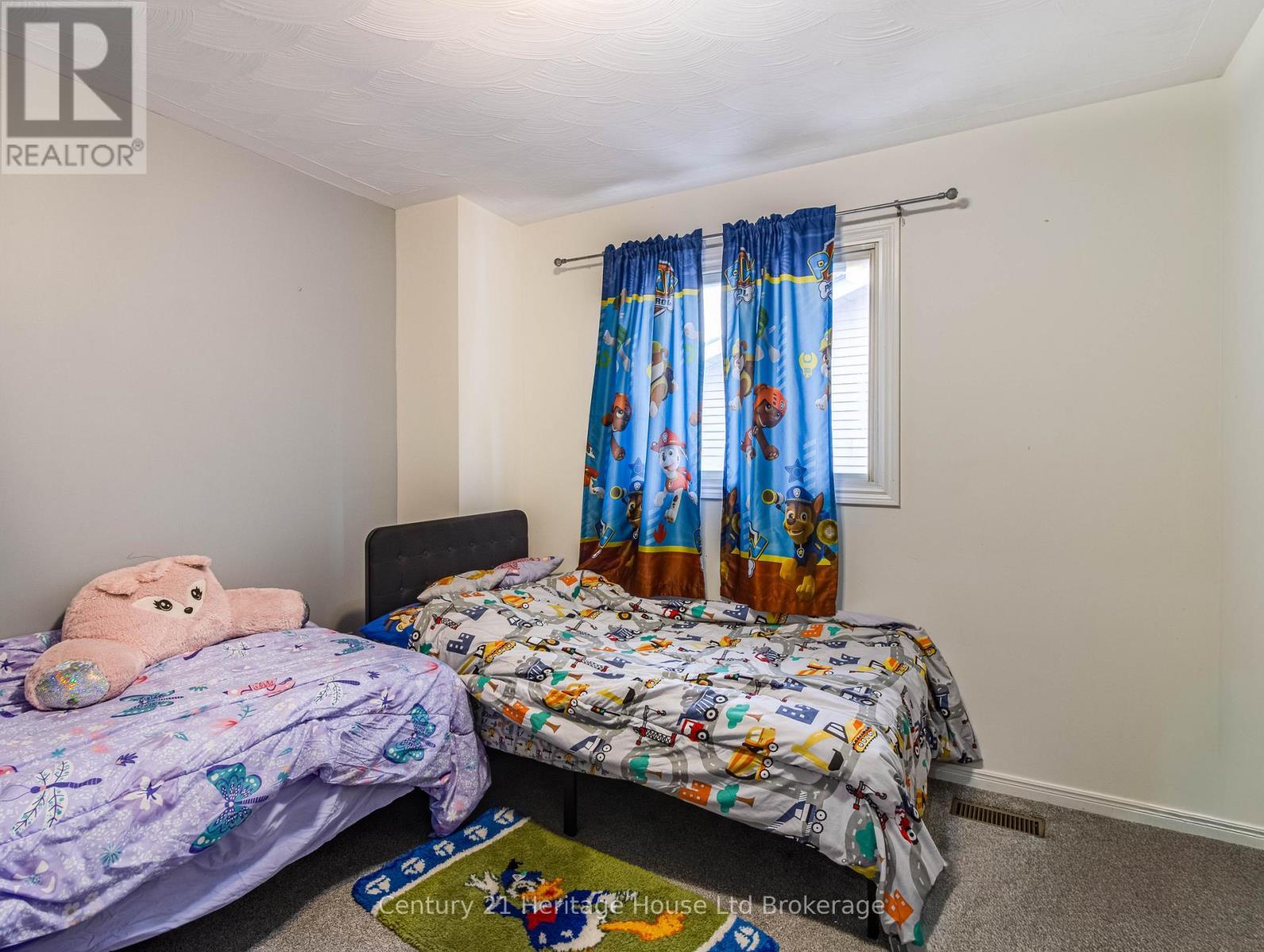 8 Mohican Drive, Woodstock (Woodstock - North), ON - Indoor Photo Showing Bedroom